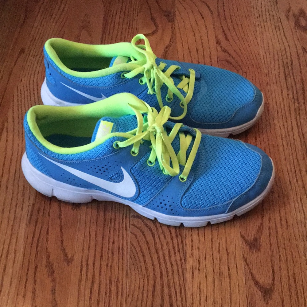 Women's 9 Nike sneakers